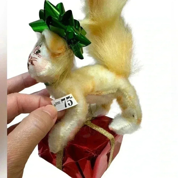 Annalee Fluffy cat on Red Christmas Present 2010 - Picture 6 of 6